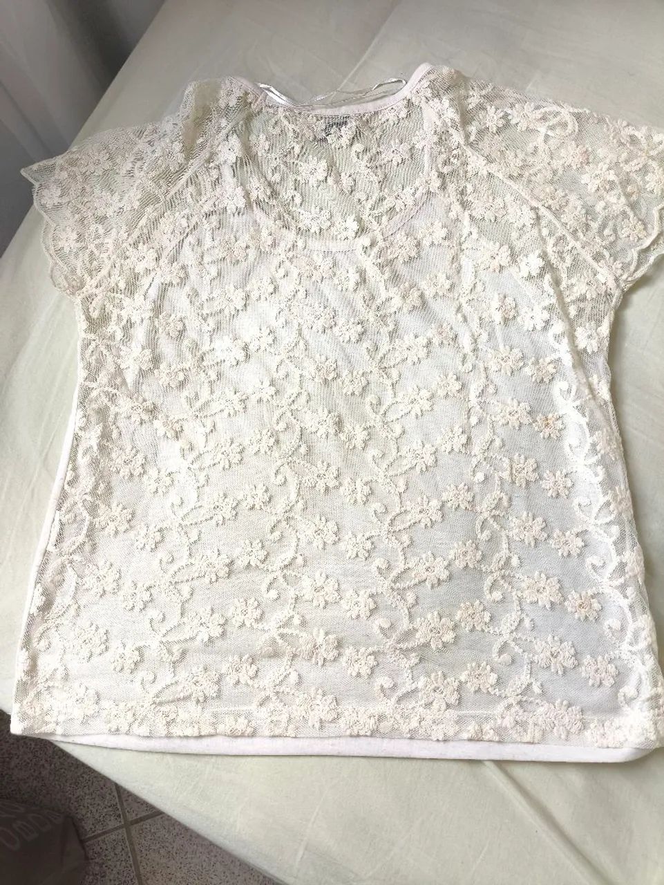 Blusa com renda nas costas e manga