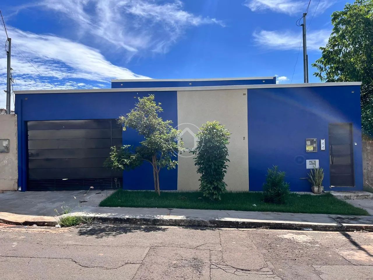 ESPAÇOSA COM TERRENO 12X30