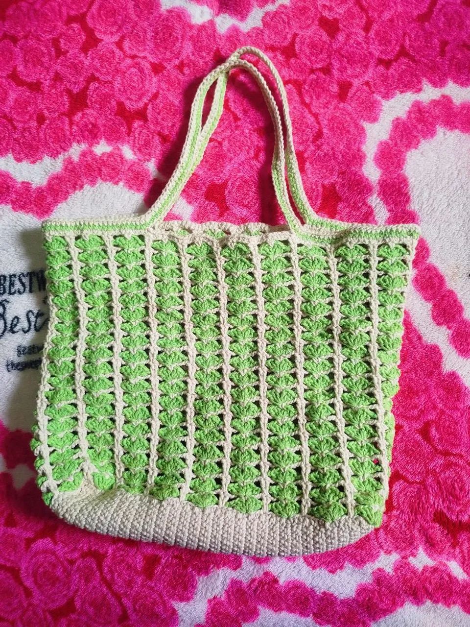 Bolsa de crochê verde e branco 