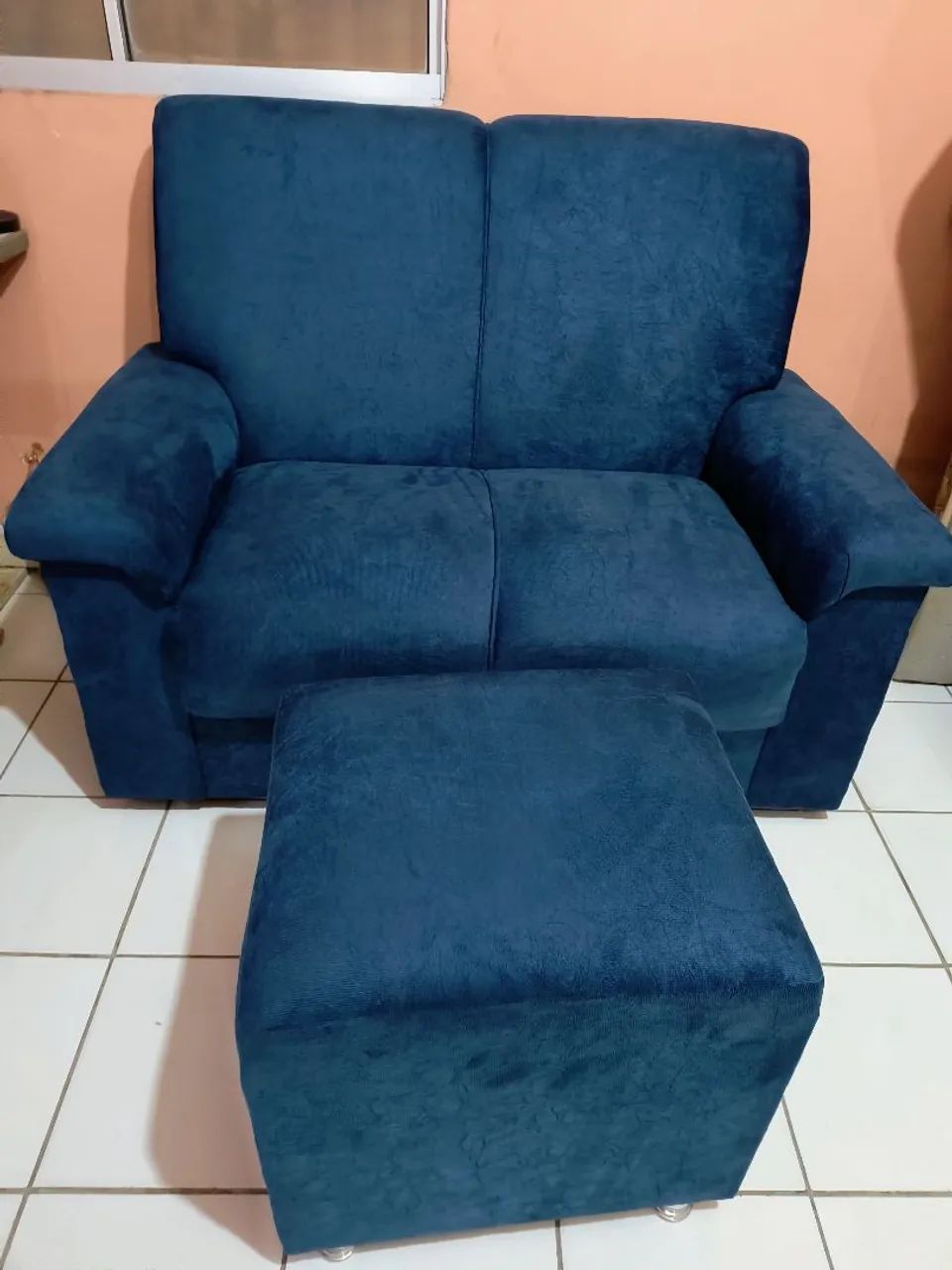 Sofá de dois lugares +puff - Foto 3