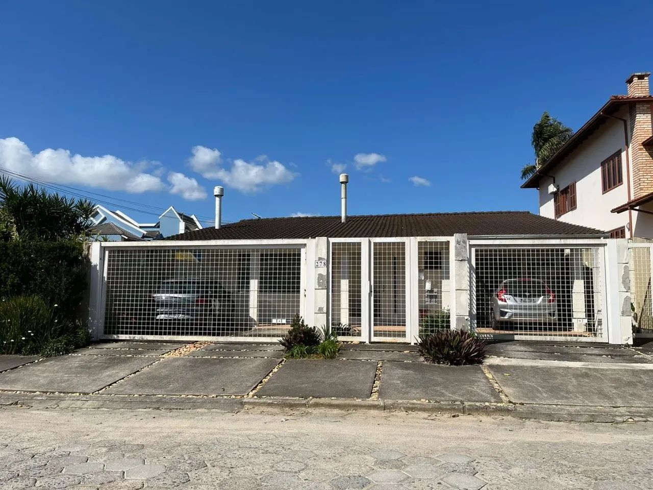 Casa com piscina e 4 quartos em bairro Santa Mônica, Florianópolis.