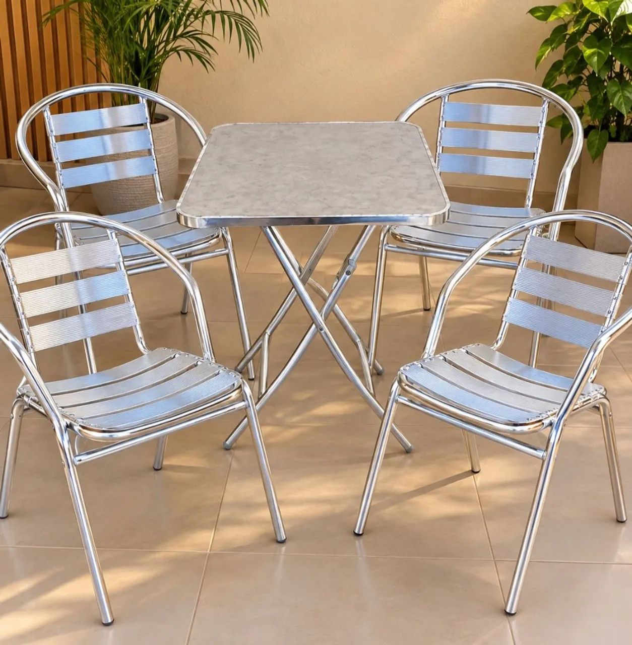 Vendo Conjunto de cadeiras com mesa de alumínio 