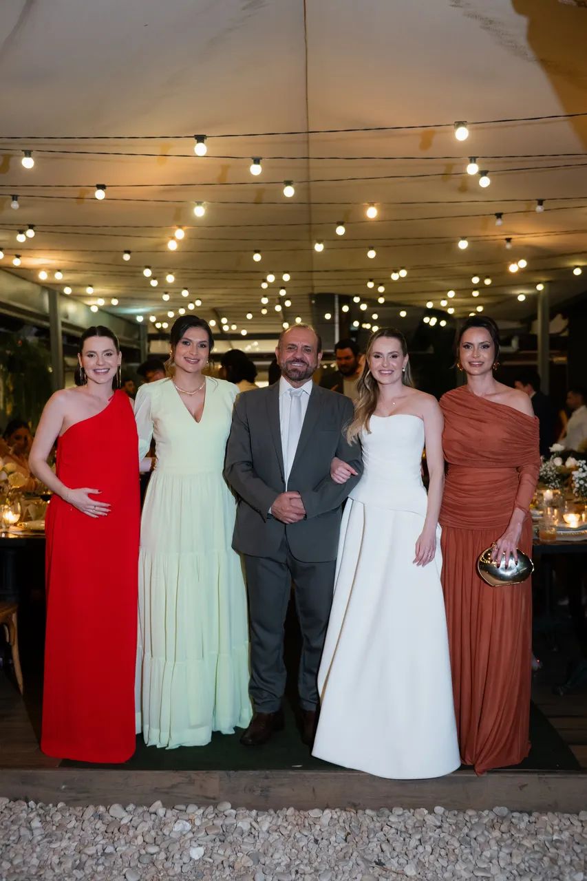 Vestido de noiva minimalista - design assimétrico e moderno - Foto 3