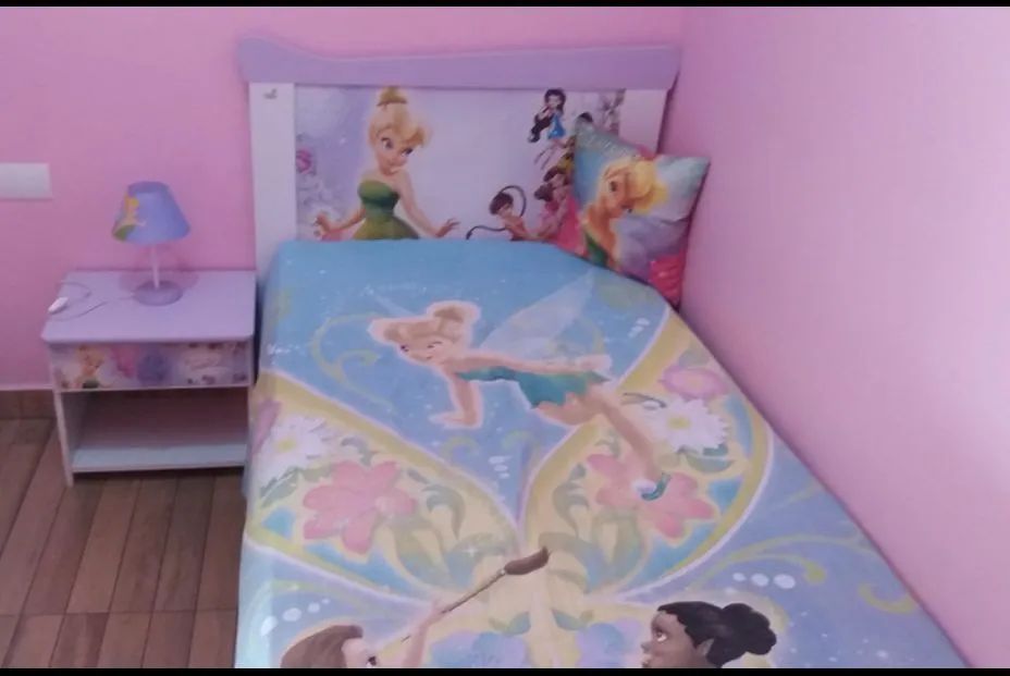 Cama com colchão + mesinha de cabeceira da Tinker Bell
