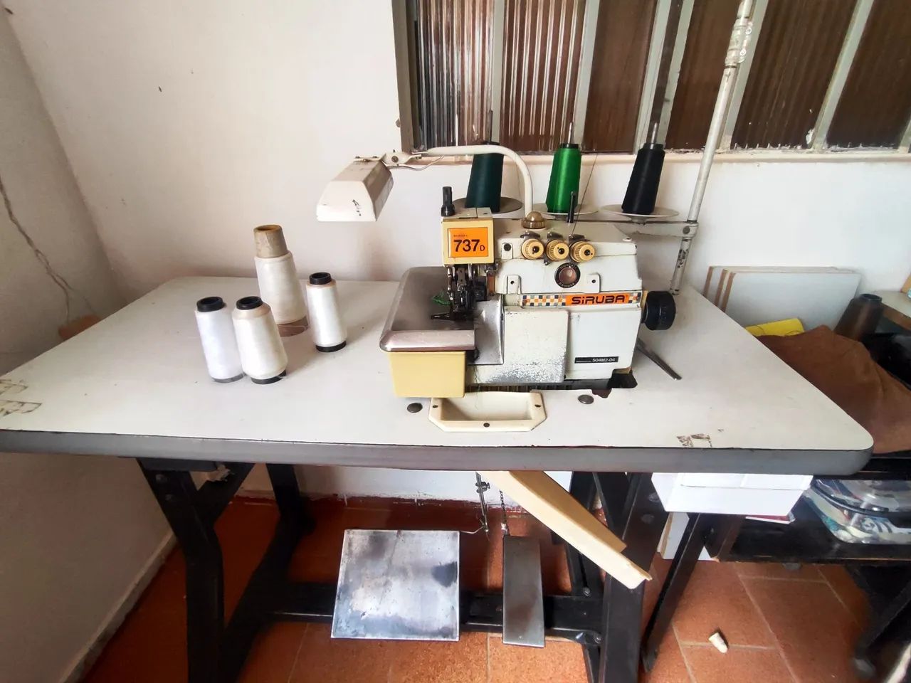 Máquina de costura Overloque Siruba revisada pronta para uso