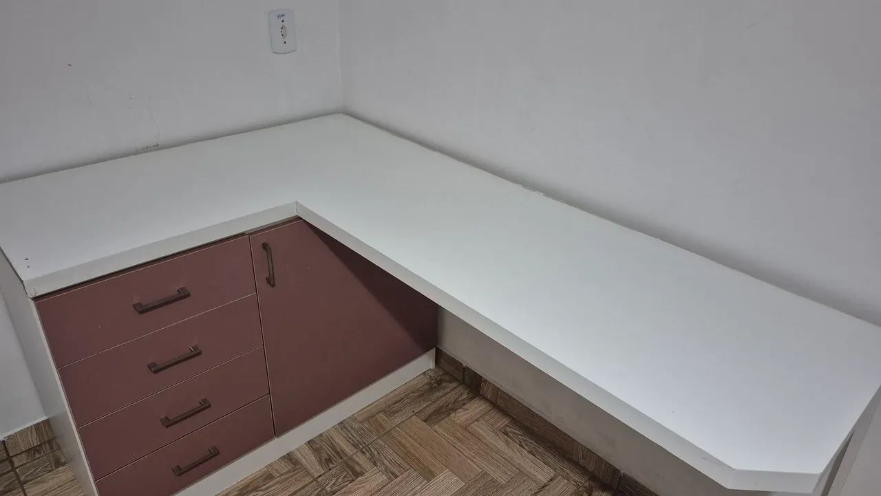 Mesa em L com gaveteiro 