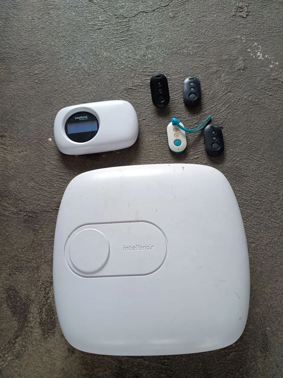 Vendo Central de Alarme Intelbras Monitorada AMT 4010 Smart, com teclado e 4 controles.