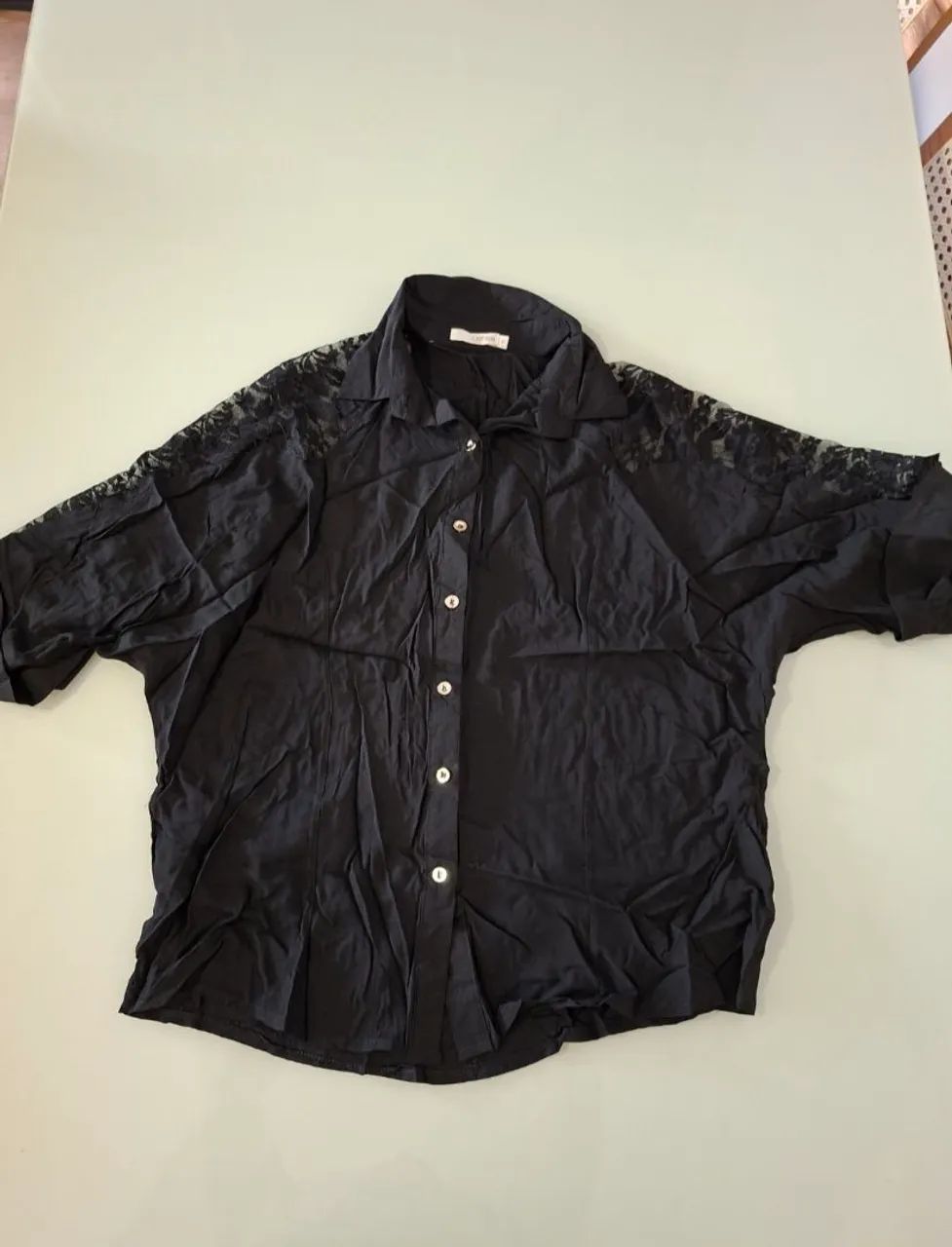 Camisa de tecido com detalhes de renda nas mangas e ombro - Foto 4