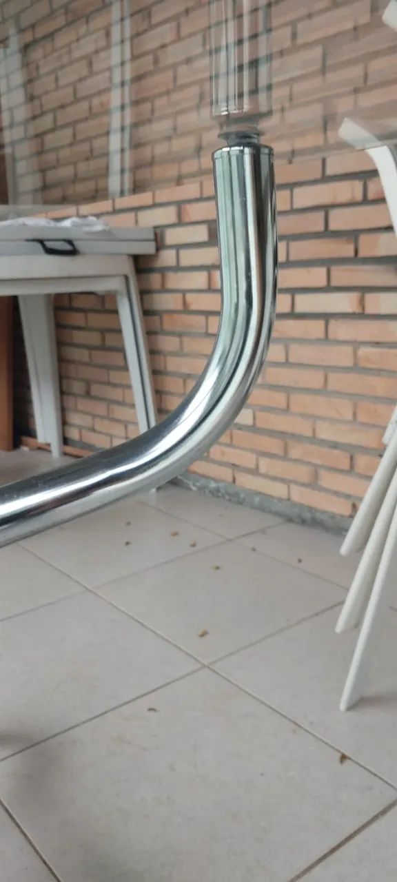 Mesa de cozinha ou jantar em vidro e suporte em aço e madeira moderna e compacta - Foto 3