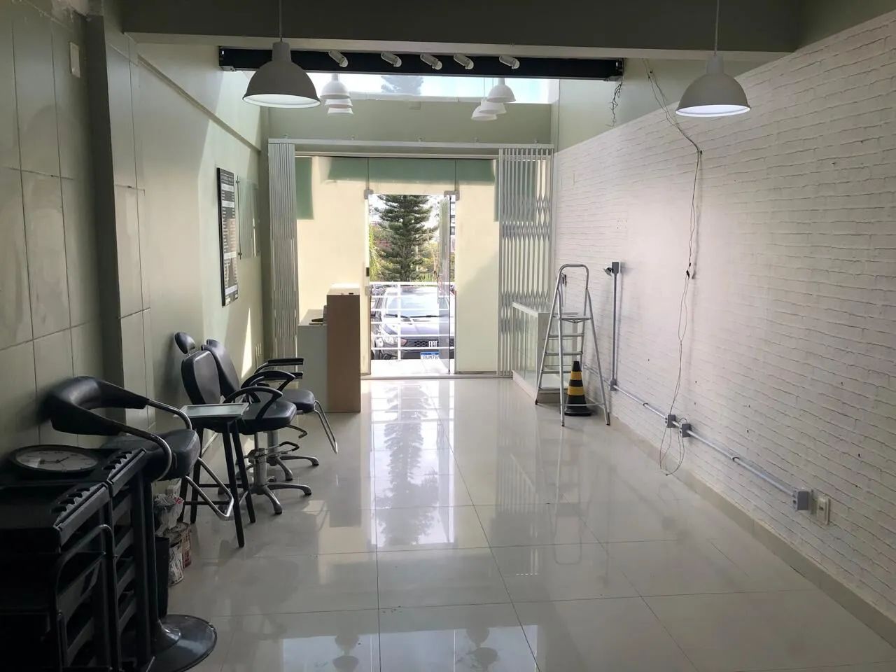 Loja á Venda com Mezanino a Poucos Minutos da UFSC - Foto 2