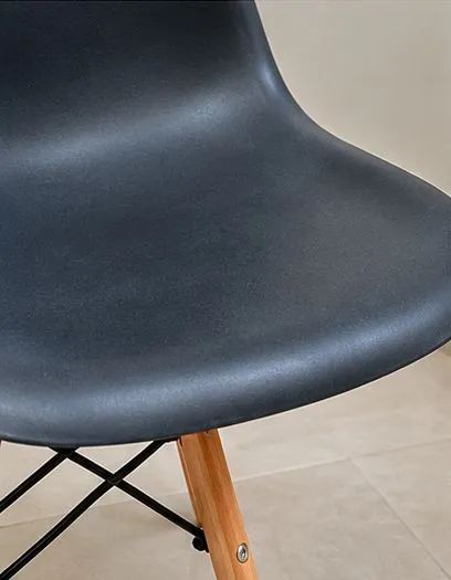 CADEIRA EAMES PRETA COM PÉS DE MADEIRA - Foto 3