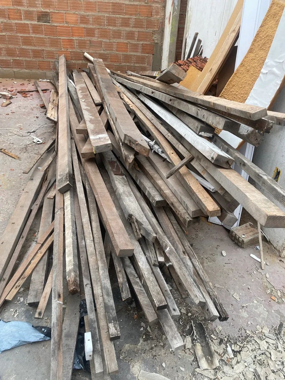 Madeira usada e telha de cerâmica 