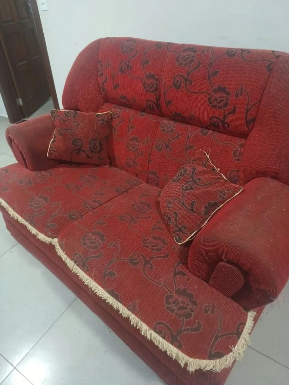 Sofá dois lugares vermelho
