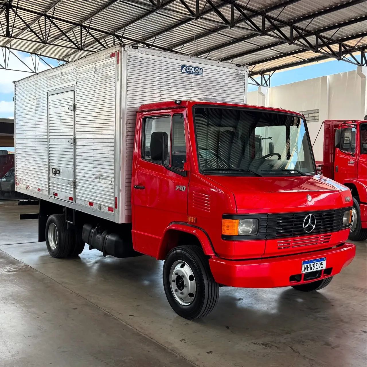 Caminhão MB 710 PLUS