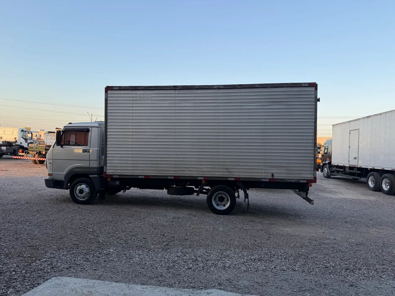 Vw 8150 baú 5 m  - Foto 4