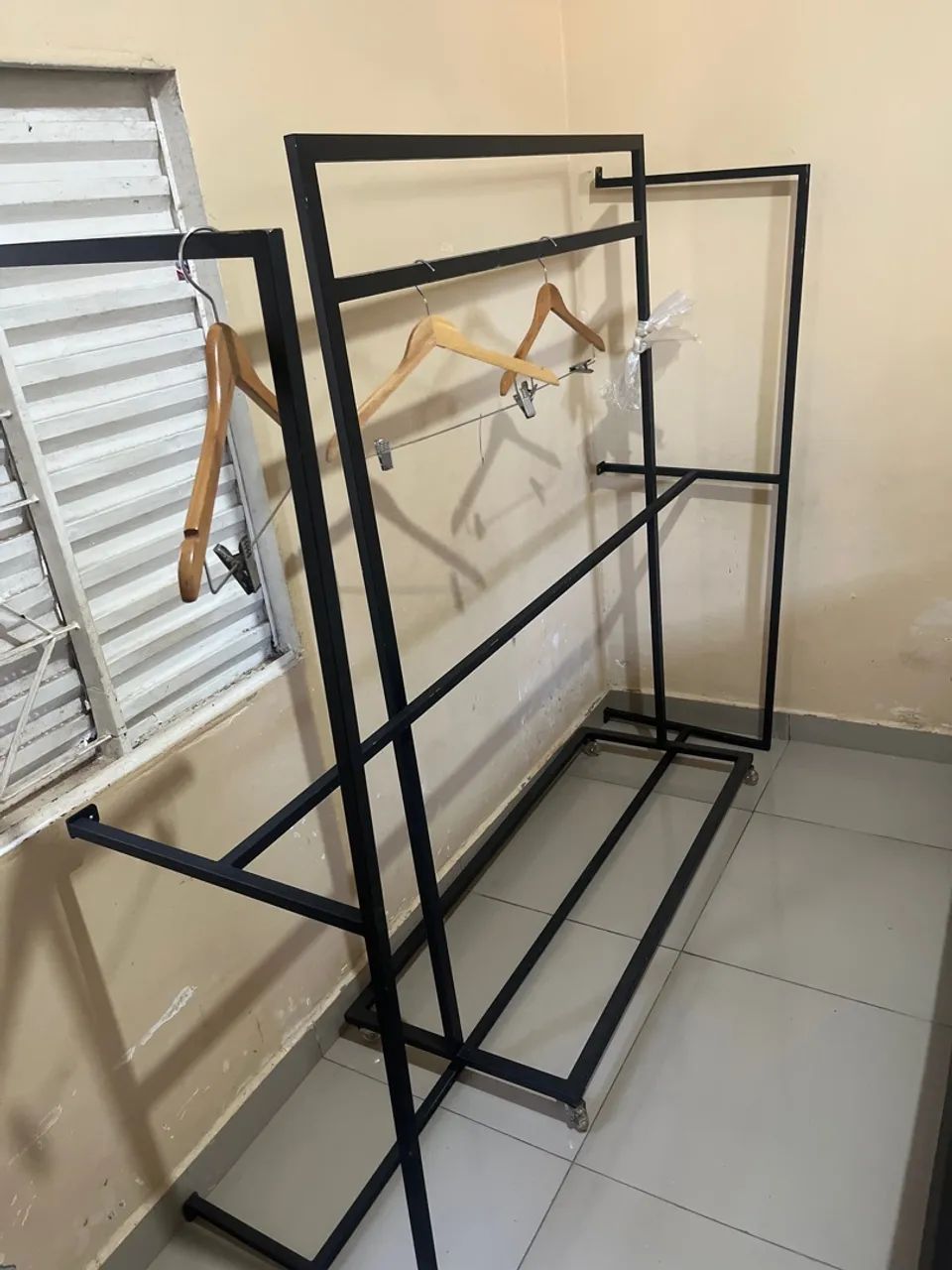ARARA DE LOJA DE ROUPA 