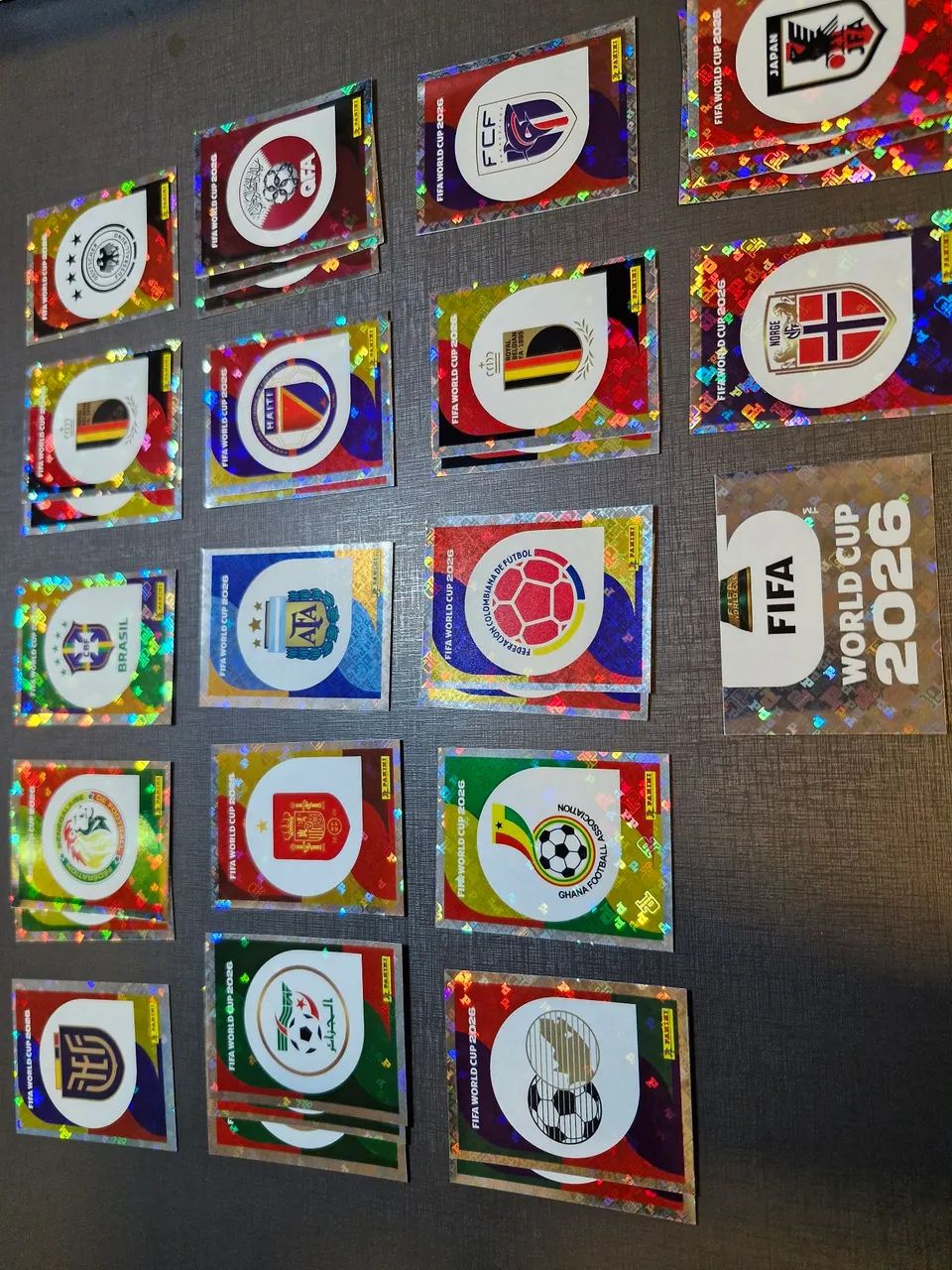 30 figurinhas da copa (escudos dos times) +FWC2