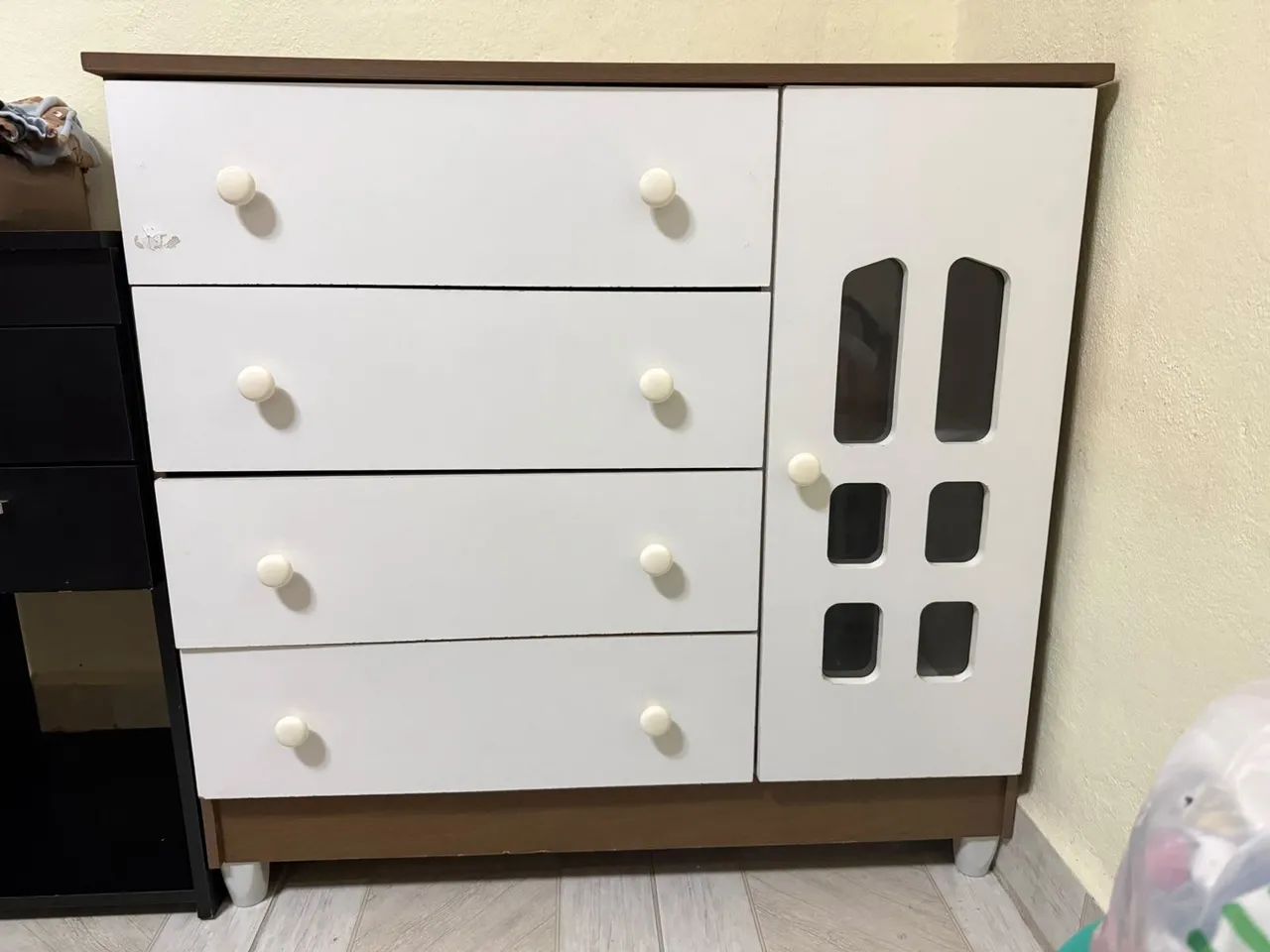 Cômoda semi nova 