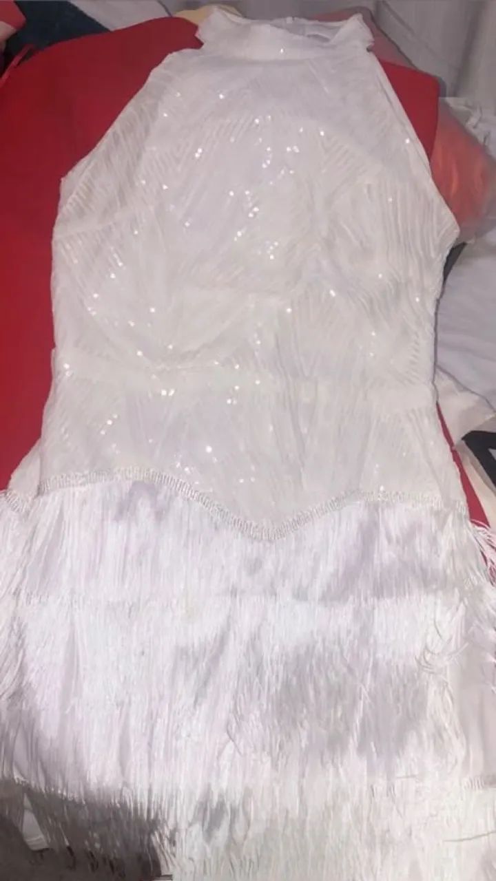 Vestido de festa com strass e franjas 