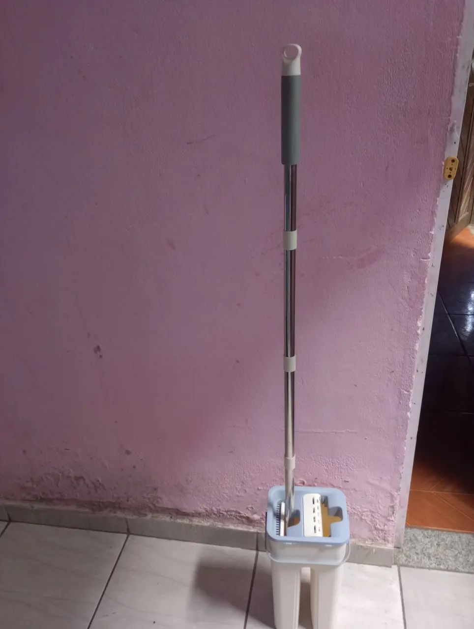 Mop flat de limpeza com cabo extensor de inox usado excelente  - Foto 3