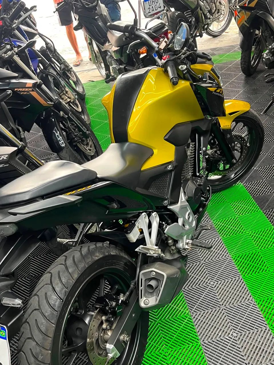CB300F DOURADA EXTRA