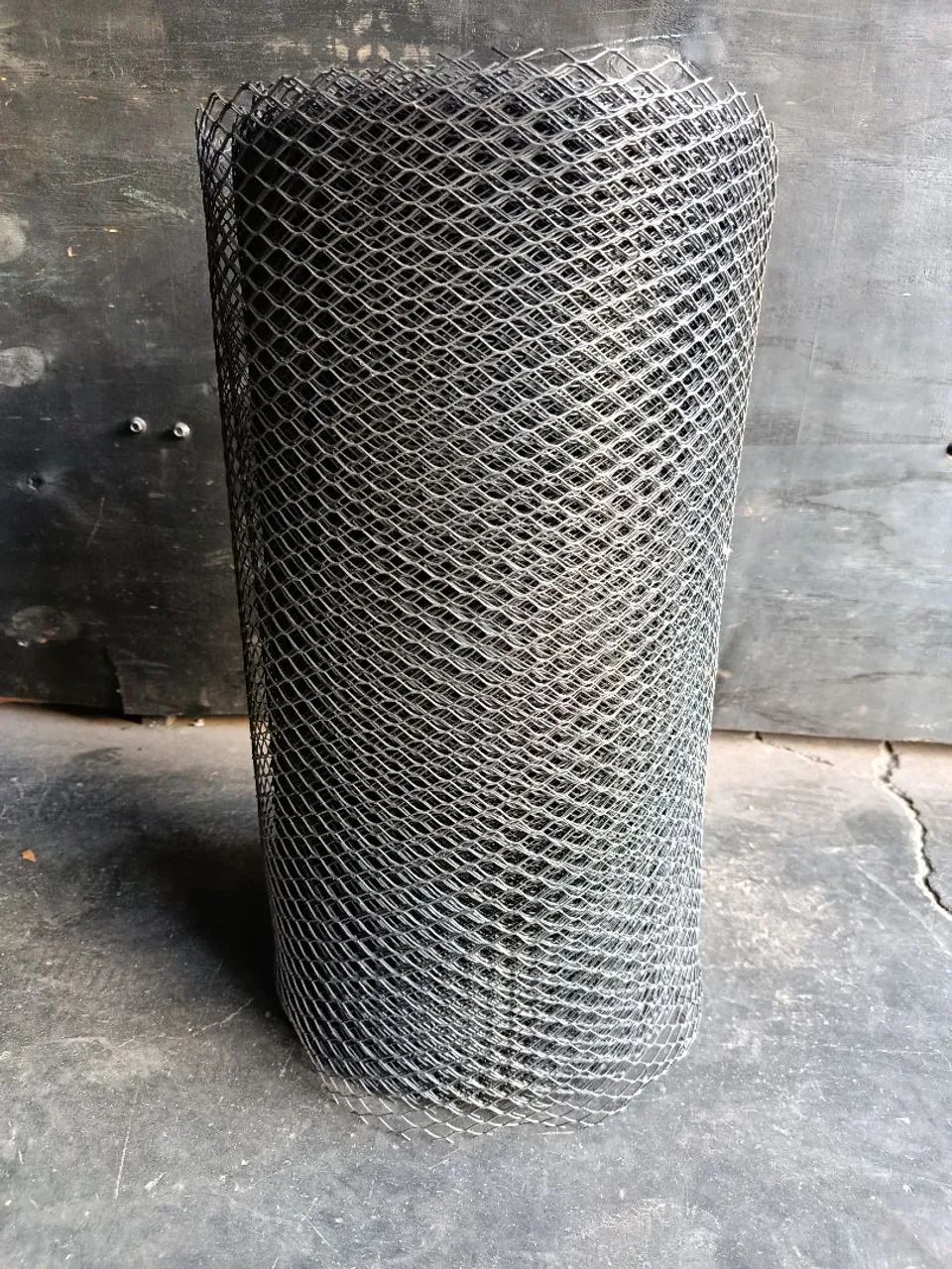 Tela hexagonal plástica cor preta - 50cm altura 