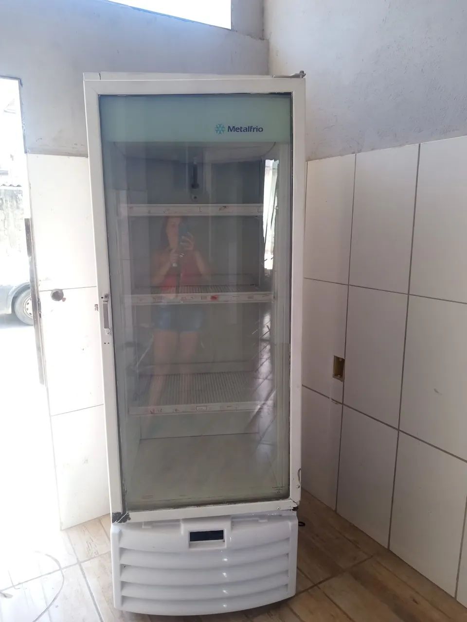 Expositor cervejeira vertical funcionando perfeitamente 2200 - Foto 2