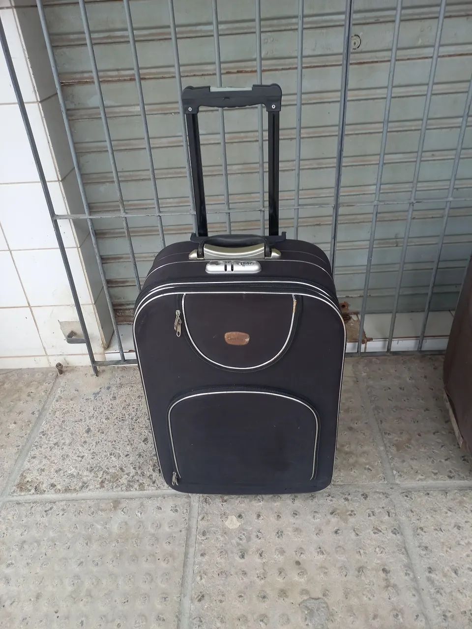 Mala para viagem média. 