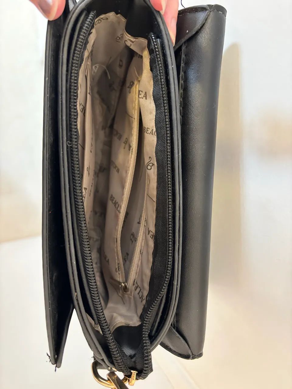 Bolsa feminina preta transversal com detalhes dourado  - Foto 2
