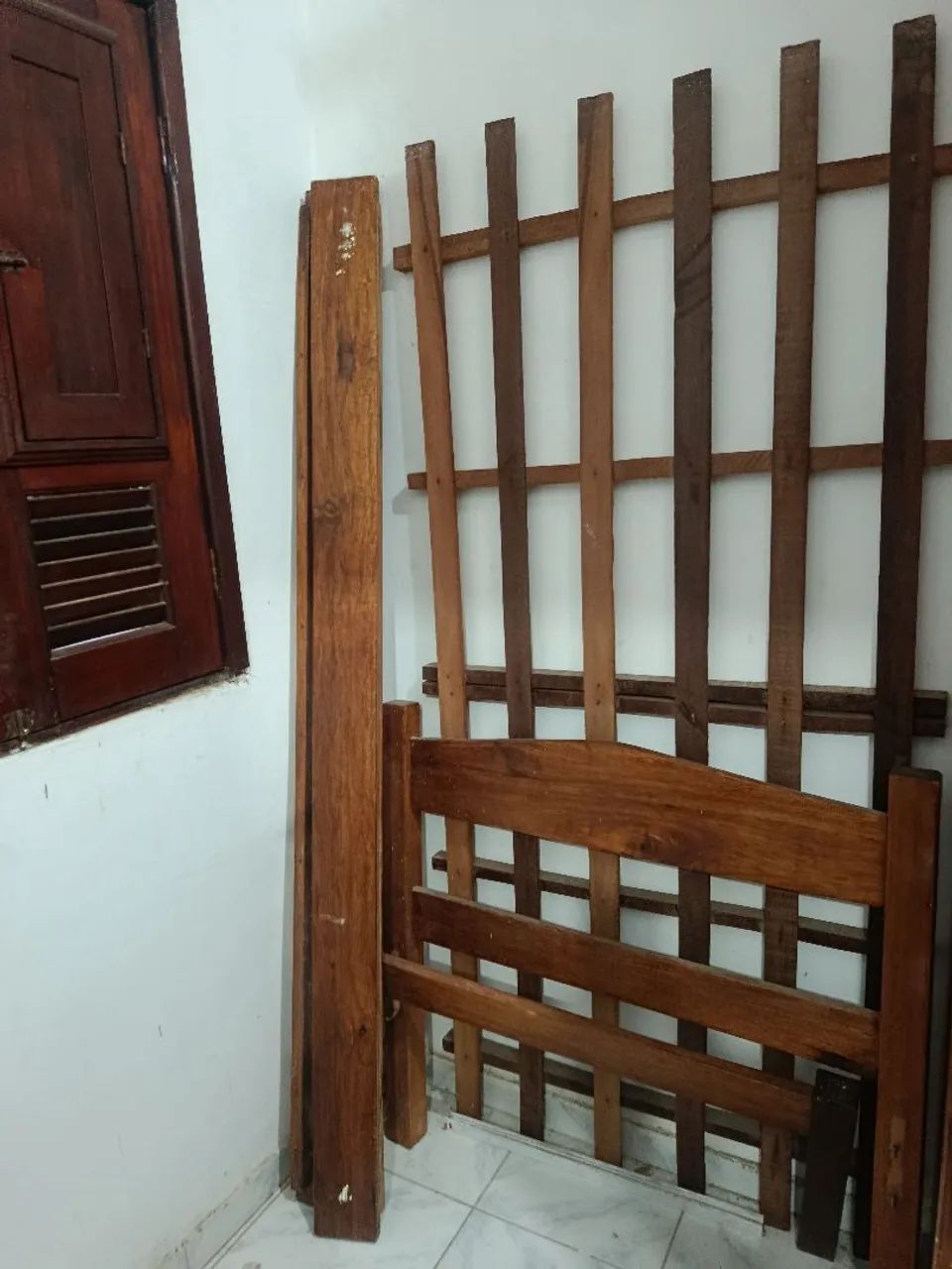Cama de madeira maciça 