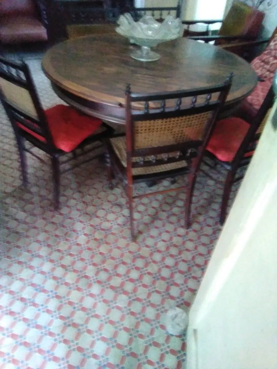 Mesa de Jantar Redonda Em Jacarandá Maciço Com Seis Cadeiras  Em Palhinha. - Foto 2