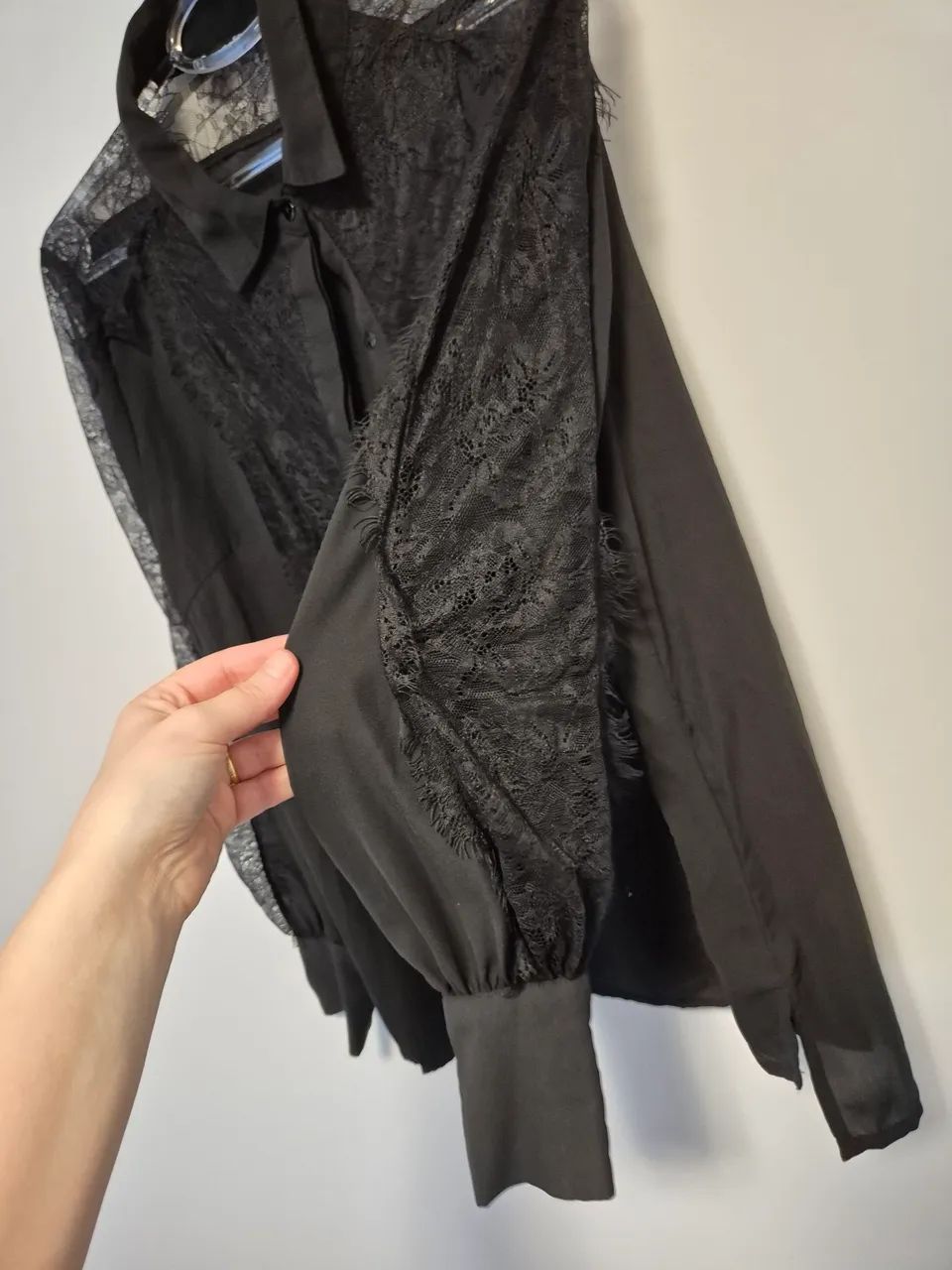 camisa feminina preta com renda - Foto 3