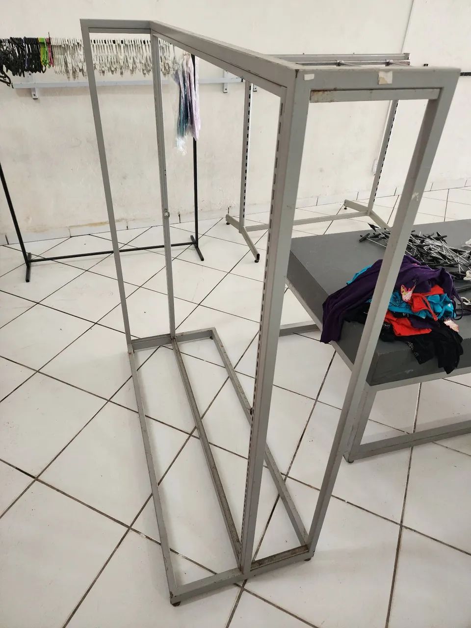 Araras para loja de roupas 