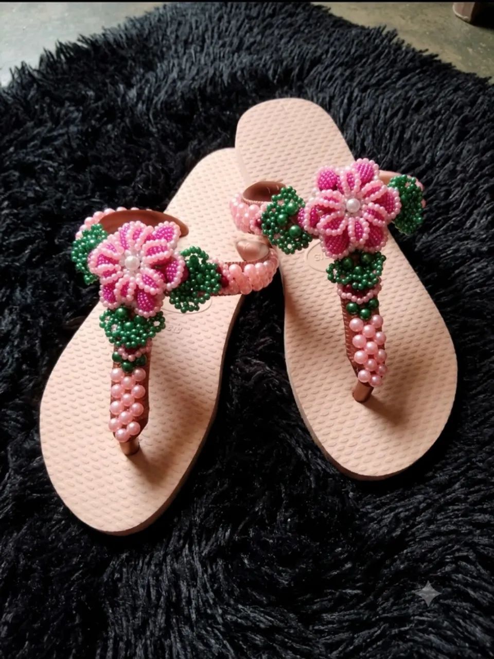 Sandália customizada com pérolas  - Foto 5