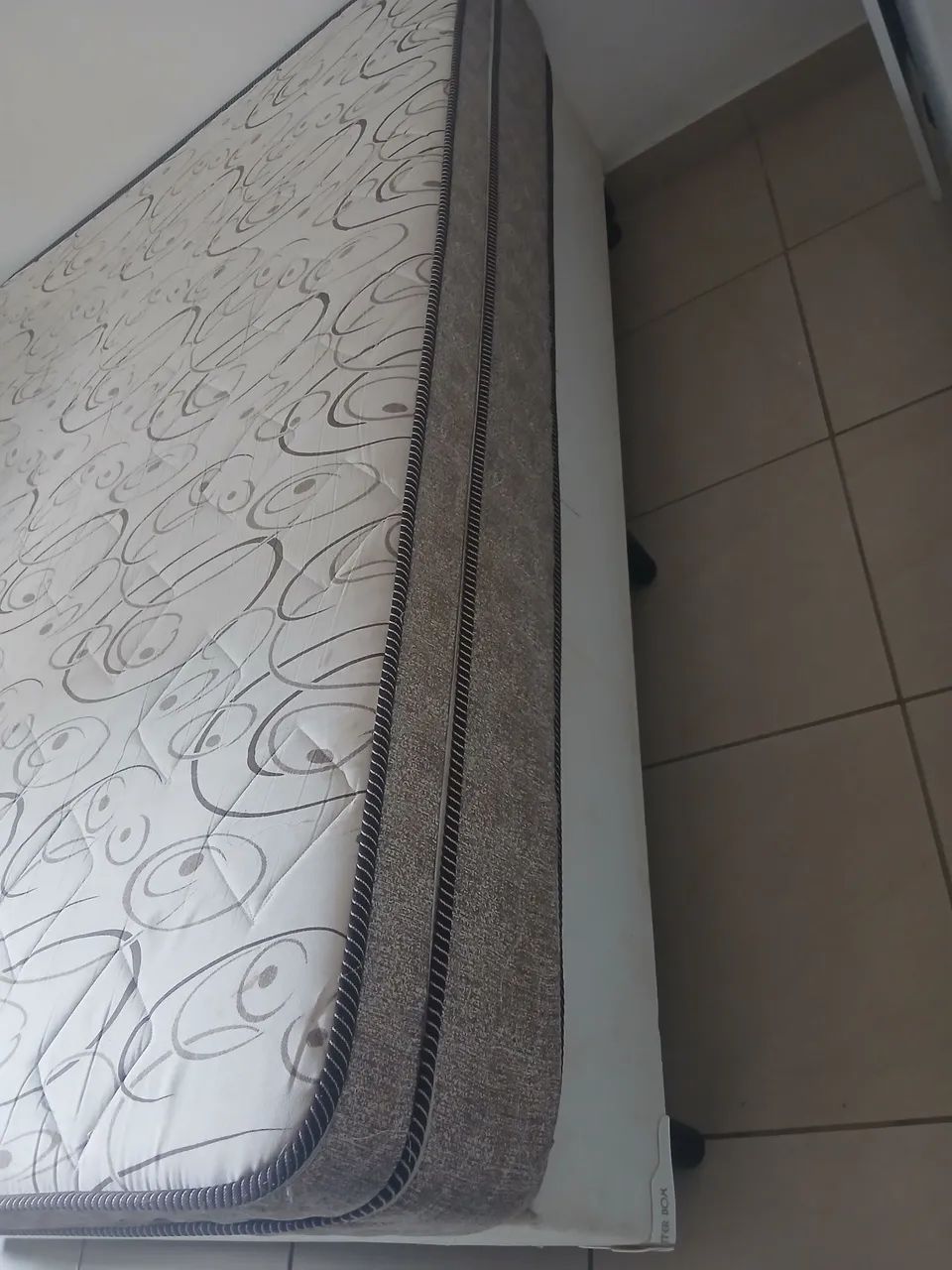 Vende-se cama box com colchão 