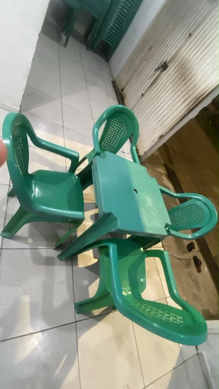 Jogo de mesa e cadeiras de plástico! - Foto 3