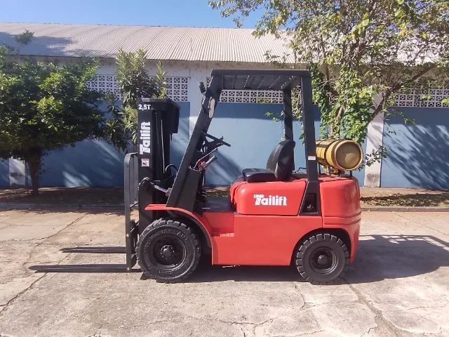 Empilhadeira Tailift 2,5T * Motor Nissan * Torre triplex  - Foto 2