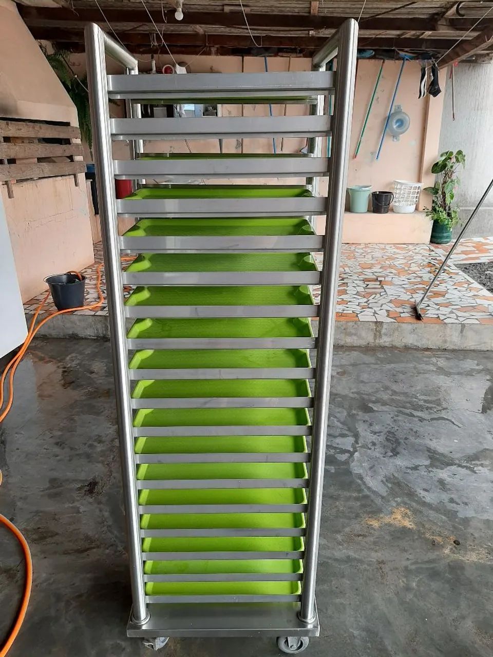 Vendo carinho de suporte para bandejas com 70 bandejas. - Foto 2
