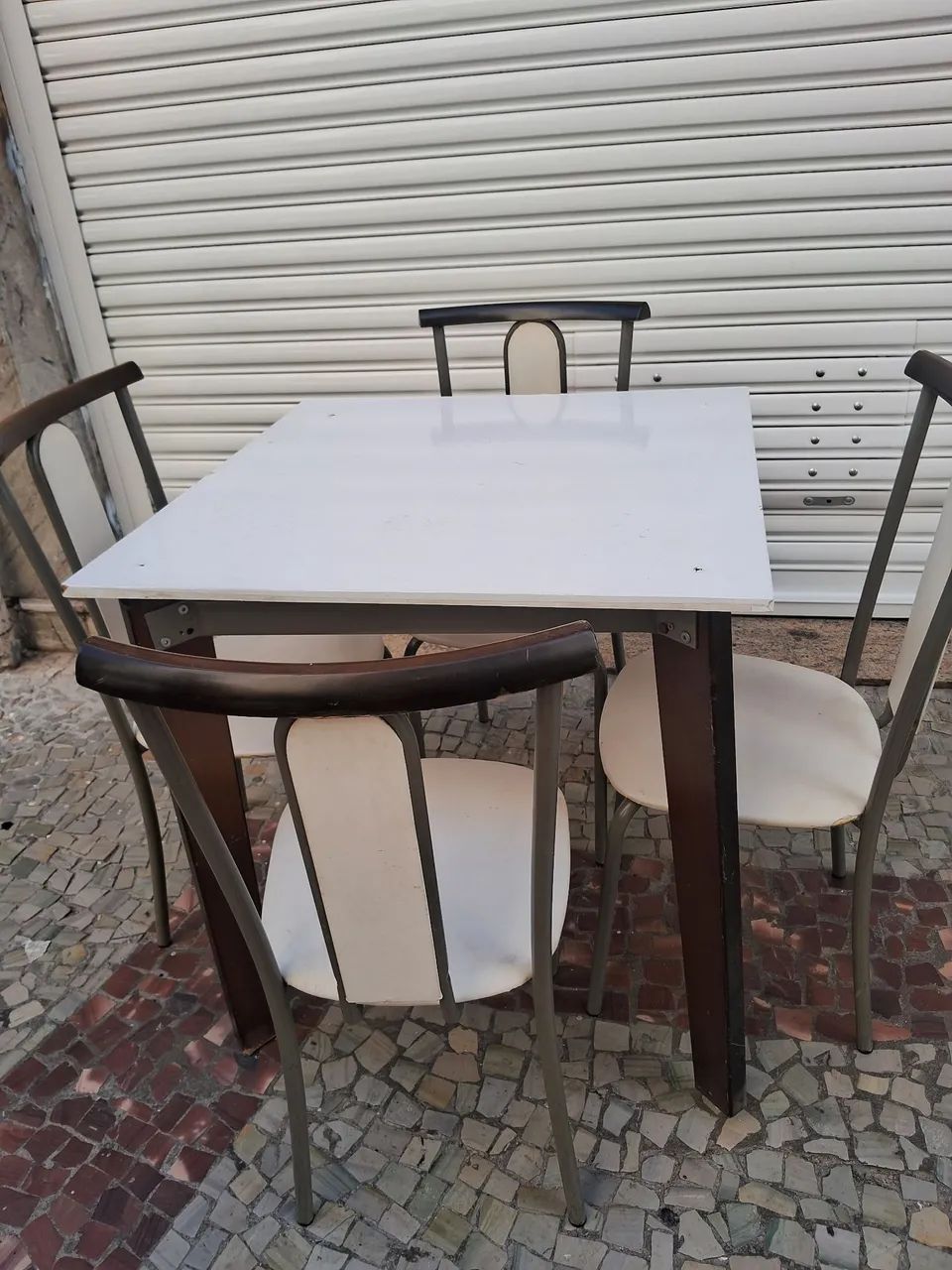 Mesa com 4 cadeiras 