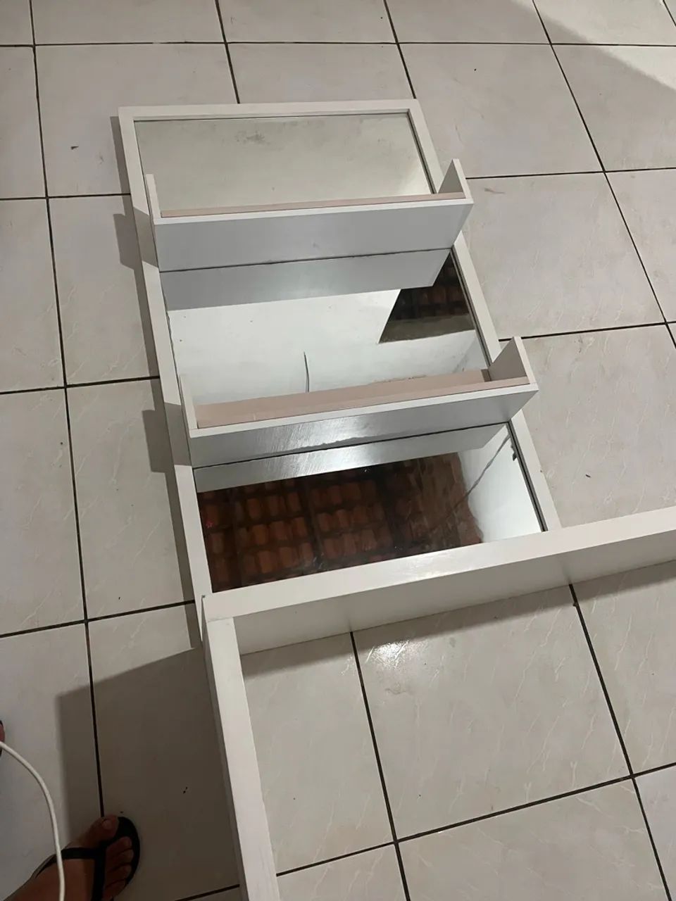 Uma peça de prateleira com espelhos e uma mesa de estudos - Foto 2