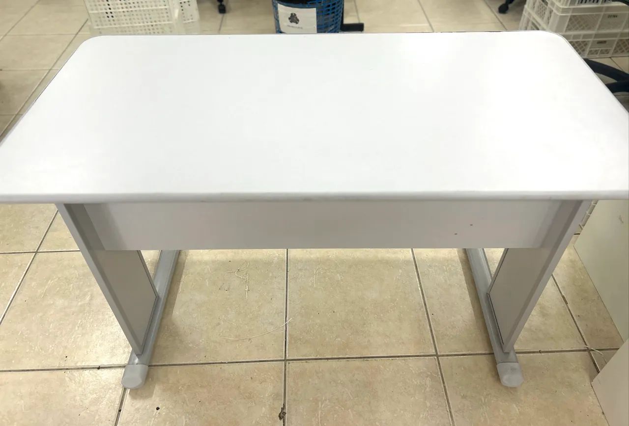 Mesa de escritório semi nova - Foto 2