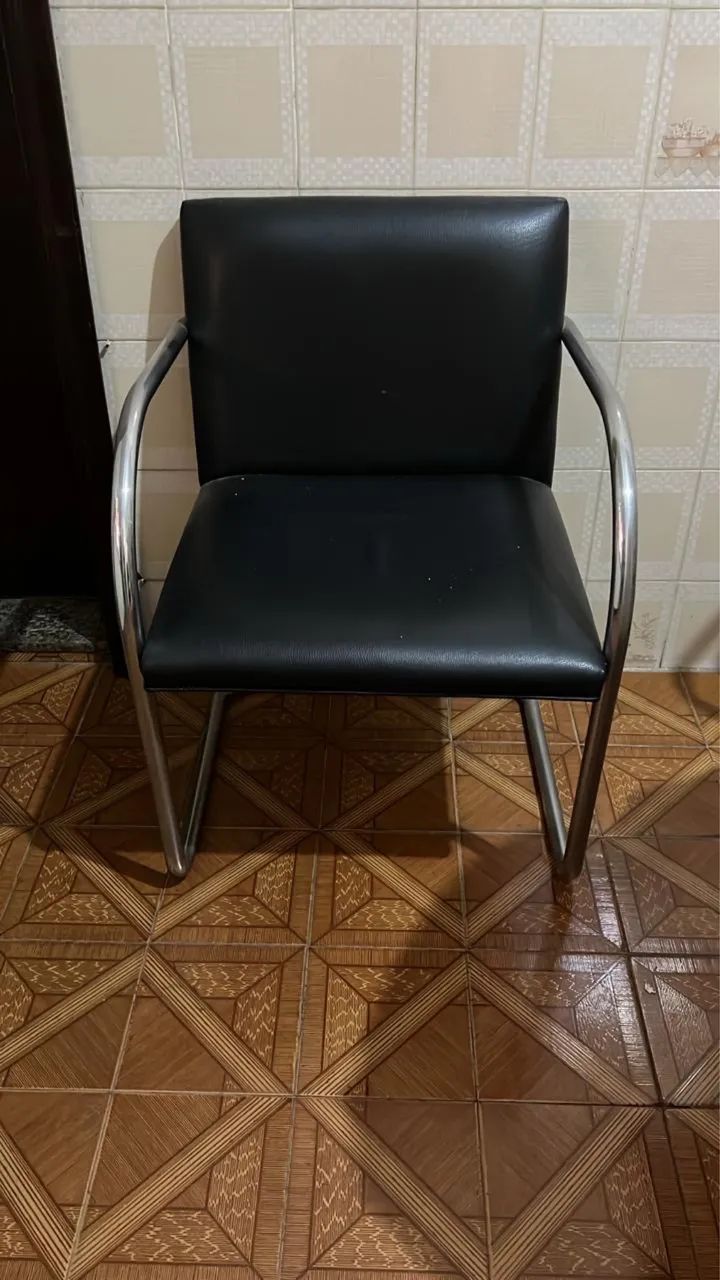 Cadeira em couro 