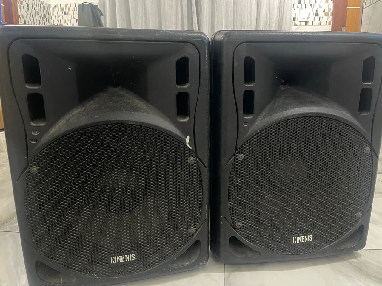 par de caixas de som ativas da marca Nenis, possivelmente com woofer de 12 polegadas, 