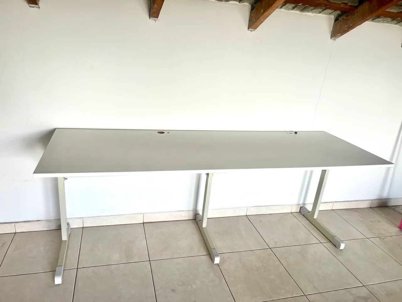 Mesa de Escritório Grande com Estrutura Metálica - Ótimo Estado - Foto 3
