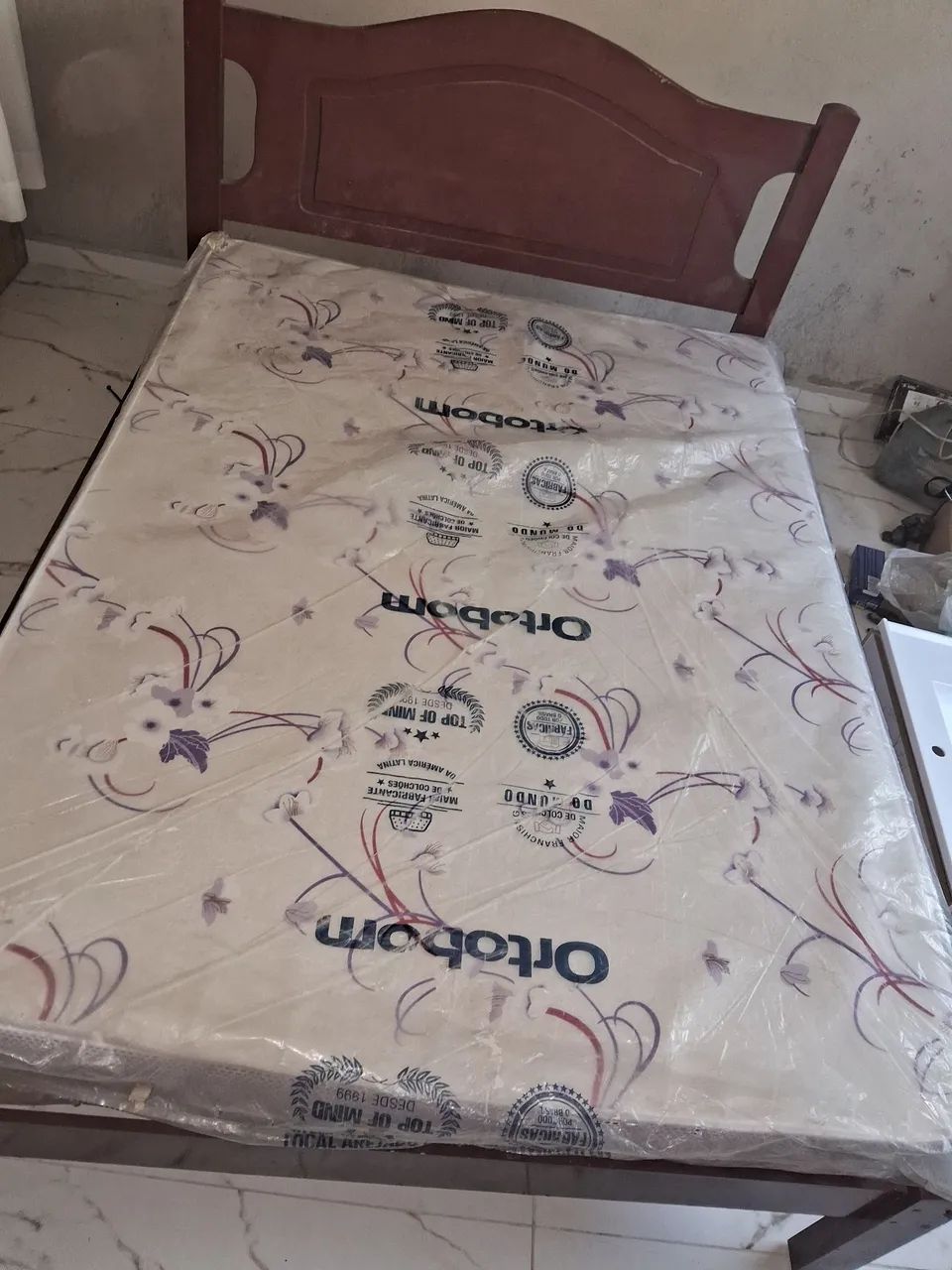 Cama e colchão de casal D33 