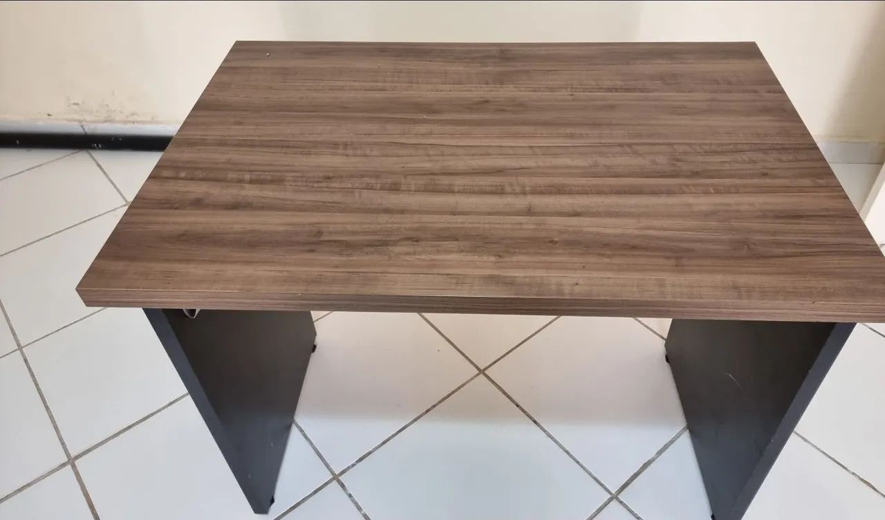 Escrivaninha de Escritório / Mesa de Estudos em MDF (Perfeito Estado)