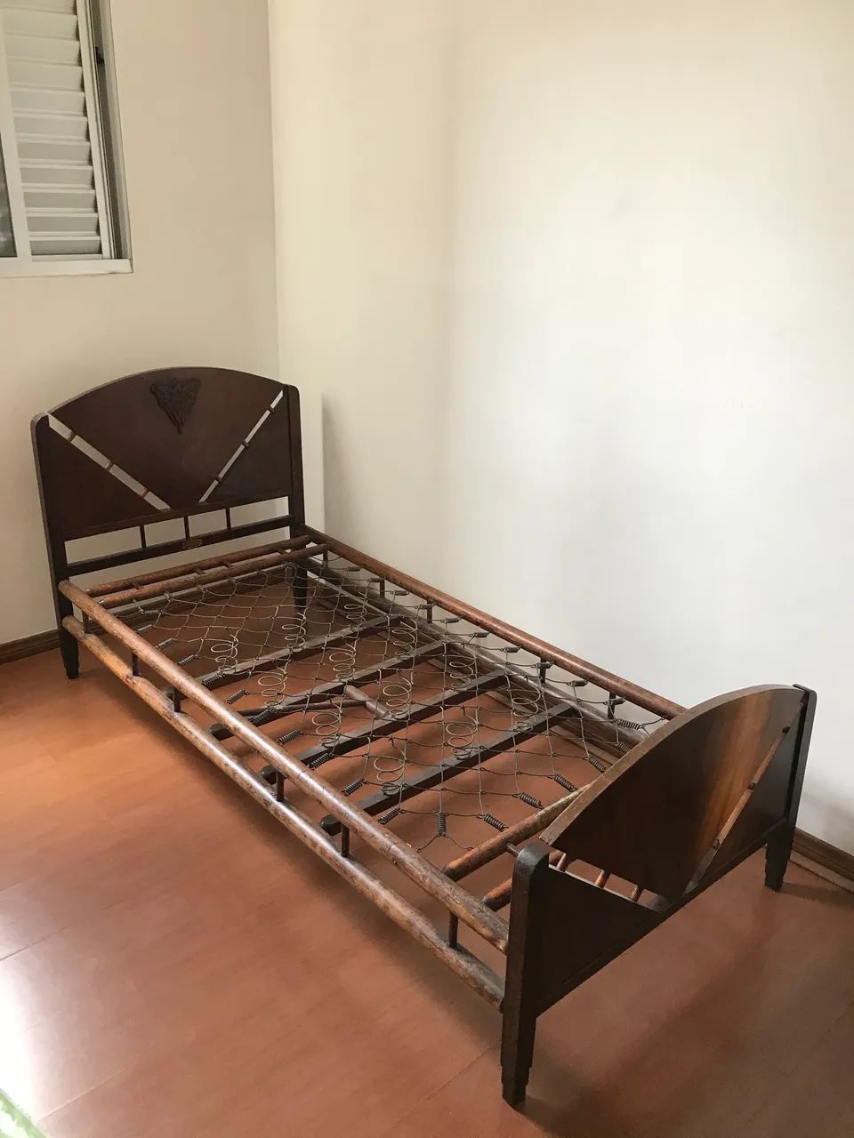 Cama de solteiro Patente L. Liscio (Raridade - Século XX)