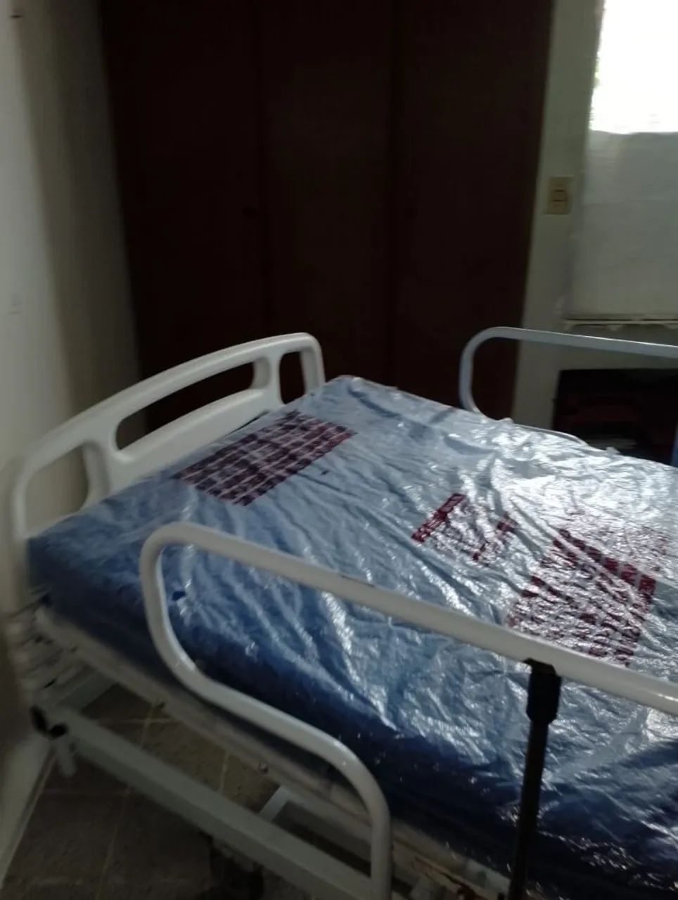 Cama hospitalar 3 manivelas 2 colchões  - Foto 4