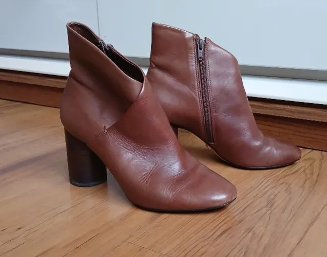 Bota em couro pelica