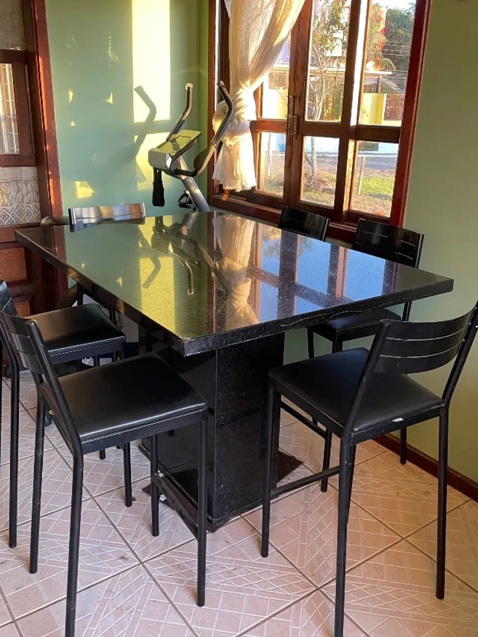     Mesa de Granito Preto com 6 Cadeiras - Excelente Estado